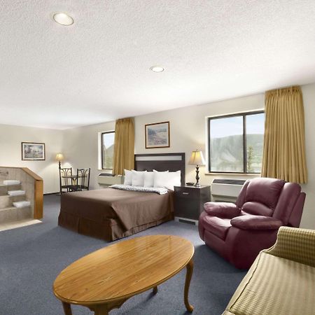Super 8 By Wyndham Williams Lake Bc Exteriör bild