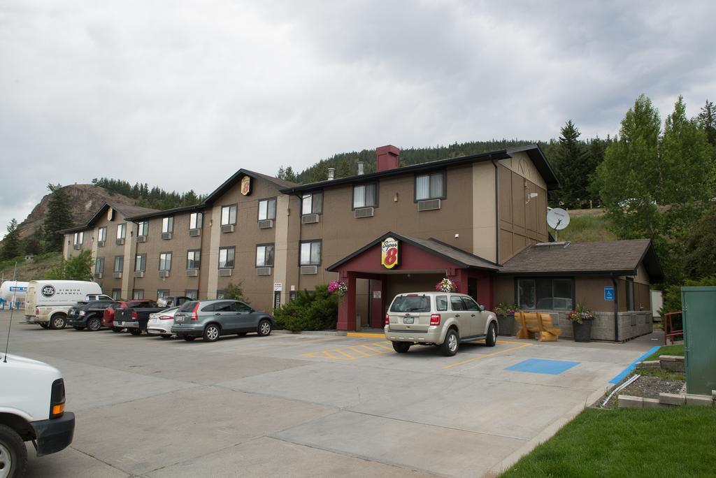 Super 8 By Wyndham Williams Lake Bc Exteriör bild